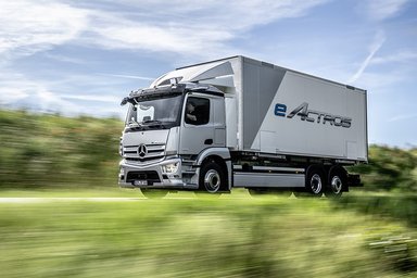 Mercedes-Benz Trucks and Einride sign first major order for battery-powered eActros