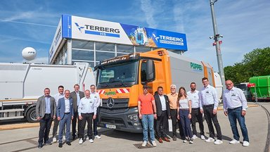 Firma Pöppel nimmt Mercedes-Benz eActros 300 auf der IFAT 2024 entgegen