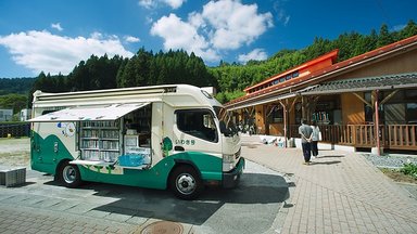 Phantasie auf vier Rädern Mobile Bibliothek auf Basis des FUSO Canter versorgt Gemeinden um Fukushima mit Lesestoff