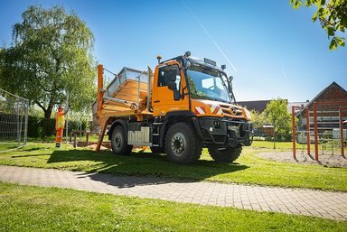 Mit neuem UNI-TOUCH Bediensystem täglich im Einsatz: Weiterer Unimog Geräteträger im Wertheimer Fuhrpark