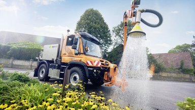 Unimog hilft beim Durst löschen