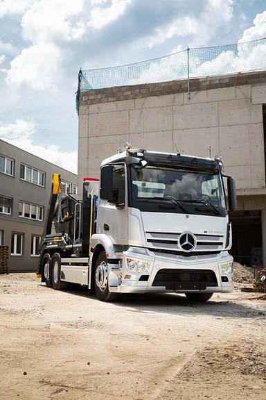 eActros und elektrifizierte Kipperlösungen von MEILLER und PALFINGER