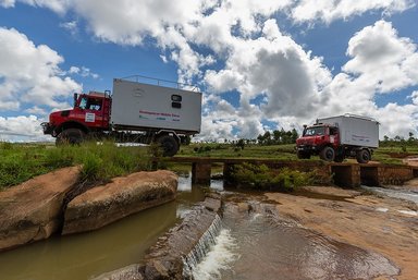 Zwei Unimog U 5000 für neues Hilfsprojekt der DEICHMANN-Stiftung