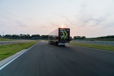 Mercedes-Benz Trucks bricht GUINNESS WORLD RECORDS™-Weltrekord mit eActros 600