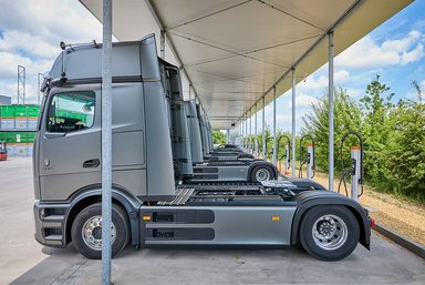 E-mobility in Lower Franconia: W&P expands fleet with 20 Mercedes-Benz eActros 600 and opens charging park with 56 charging points