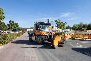 Präzision im Schnee: Unimog bei der Schneepflug-Weltmeisterschaft in Chambéry