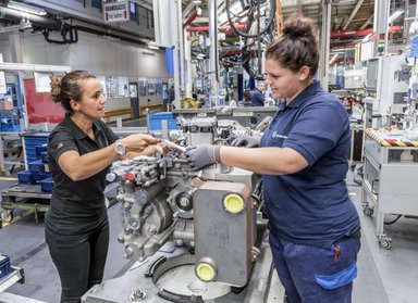 Fertigung von schweren Lkw-Getrieben im Mercedes-Benz Werk Gaggenau (Werkteil Rastatt)