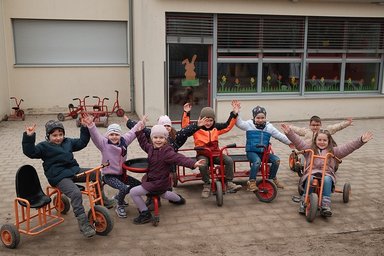 Working Together for Good: Employees and the Company Donate Around €275,000 with Daimler Truck ProCent