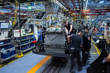 Elektro-Portfolio wächst: Mercedes-Benz Trucks startet Produktion neuer eActros 400-Generation im Werk Wörth