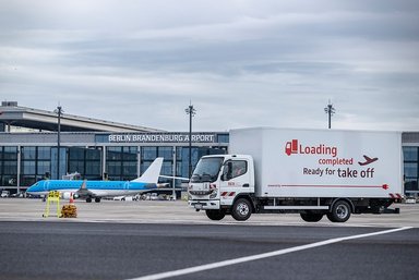 Ready for take off: Flughafen Berlin Brandenburg GmbH setzt auf vollelektrischen eCanter der Daimler Truck Marke FUSO