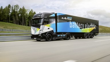 Charged for Tomorrow: Mercedes-Benz Trucks zeigt auf der IAA Transportation 2022 in Hannover erstmals den eActros LongHaul für den Fernverkehr 