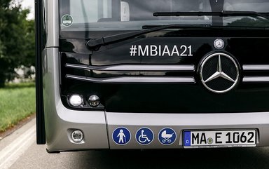 Unterwegs auf der Blue Lane: Vier vollelektrisch angetriebene Mercedes-Benz eCitaro übernehmen die Shuttlefahrten zwischen den Veranstaltungsorten der IAA MOBILITY 2021 in München