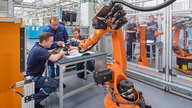 Shaping the mobility of tomorrow: Around 470 young people start their vocational training at Daimler Truck