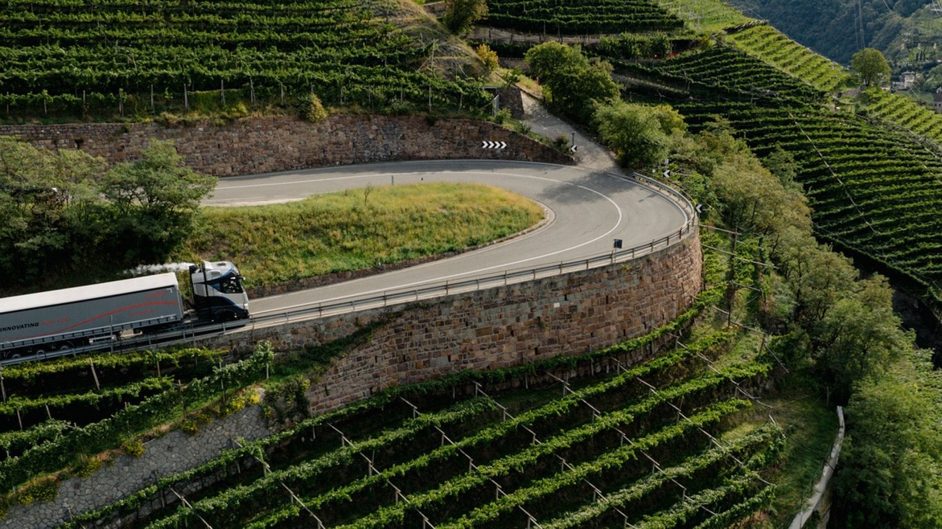 Daimler Truck baut Erprobungsflotte des GenH2 Trucks auf