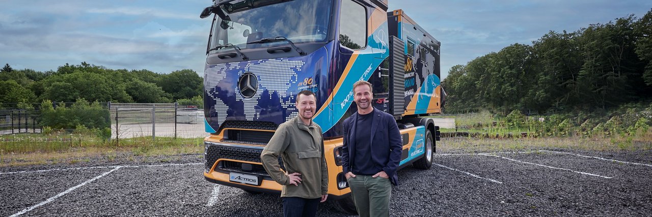 Tobias Wagner und Achim Puchert vor dem eActros 600.