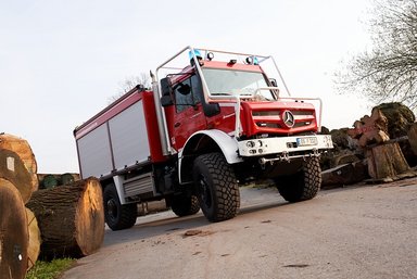 RETTmobil 2025: Mercedes-Benz Special Trucks presents Unimog TLF 3000 and Atego HLF 10