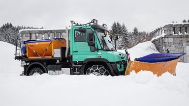 Mercedes-Benz Unimog befreit Südschwarzwald von Eis und Schnee: Um vier Uhr nachts wird der Unimog gestartet