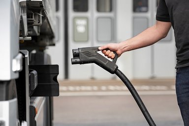 E-Mobilität aus einer Hand Mercedes-Benz Trucks bietet jetzt Ladesäulen für Kunden-Depots an
