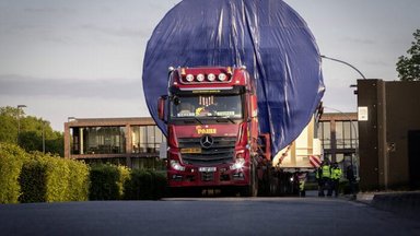 Ein schwerer Auftrag in schwieriger Zeit: Vier Mercedes-Benz Actros Schwerlaster transportieren gigantischen Druckbehälter