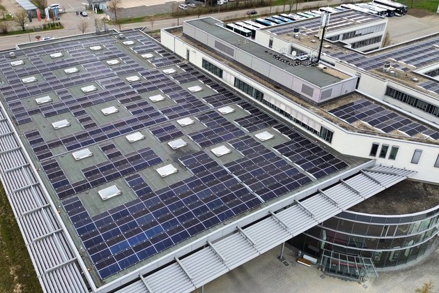 Daimler Buses Werk Neu-Ulm nimmt über 1.000 Photovoltaik-Module in Betrieb 