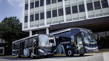 Mercedes-Benz do Brasil unterstützt das brasilianische Rote Kreuz mit zwei mobilen COVID-19-Impfbussen