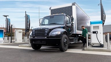 Daimler Truck stellt Freightliner eM2 vor und erweitert Portfolio an Elektrofahrzeugen in Nordamerika