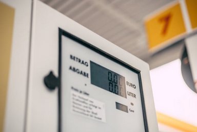 Mercedes-Benz trucks pay automatically for fueling at Shell stations: Mercedes-Benz Trucks and Shell successfully trial digital fuel payments