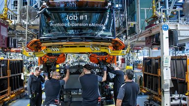 Electric portfolio grows: Mercedes-Benz Trucks starts production of new eActros 400 generation at Wörth plant