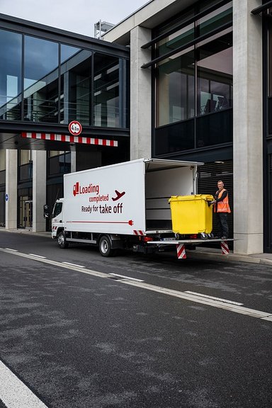 Ready for take off: Flughafen Berlin Brandenburg GmbH setzt auf vollelektrischen eCanter der Daimler Truck Marke FUSO
