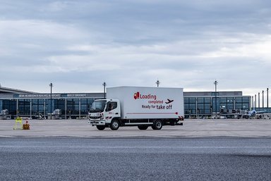 Ready for take off: Flughafen Berlin Brandenburg GmbH setzt auf vollelektrischen eCanter der Daimler Truck Marke FUSO