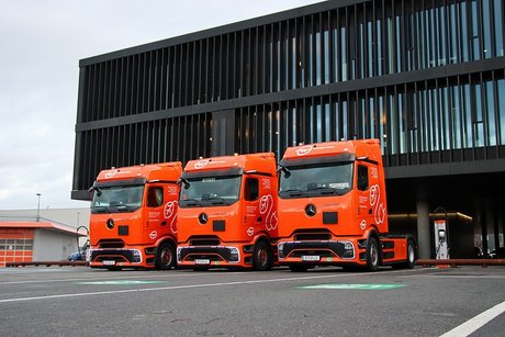 Elektrisch in die Zukunft: Gebrüder Weiss setzt mit 14 eActros 600 neue Maßstäbe im Schwerlastverkehr