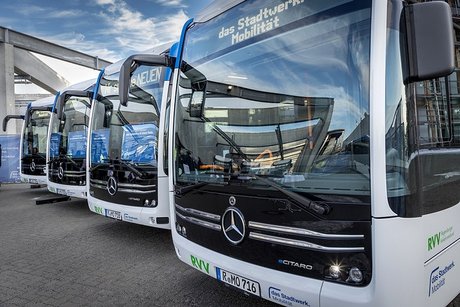 Weiterer Ausbau der Elektromobilität: acht eCitaro Gelenkbusse für Regensburg ausgeliefert