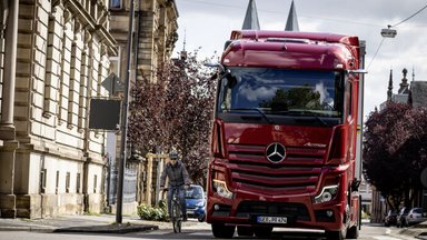 Cleveres Warnkonzept: Ab sofort können noch mehr Lkw mit einem Abbiege-Assistenten von Mercedes-Benz Trucks nachgerüstet werden