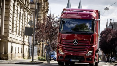 Cleveres Warnkonzept: Ab sofort können noch mehr Lkw mit einem Abbiege-Assistenten von Mercedes-Benz Trucks nachgerüstet werden