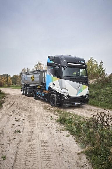 Construction site traffic goes electric: Mercedes-Benz Trucks to present tailor-made, low-noise and locally CO2-neutral vehicle solutions at bauma 2022