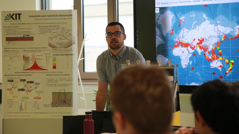 Dr. Jerôme Azzola gives a lecture on how to measure seismic waves