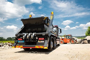 eActros und elektrifizierte Kipperlösungen von MEILLER und PALFINGER