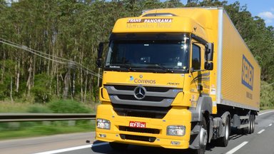 Ab geht die Post – mit 222 Lkw von Mercedes-Benz do Brasil