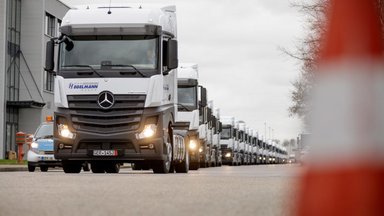 Mercedes-Benz Lkw: Großauftrag für Wörth: Logistikdienstleister Hegelmann übernimmt 1000sten Mercedes-Benz Actros – 500 weitere Fahrzeuge bereits bestellt