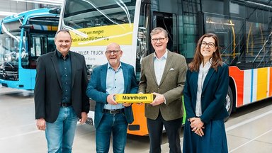Daimler Buses Werk Mannheim: Baden-Württembergs Verkehrsminister informiert sich über E-Stadtbusse