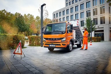 Robust, effizient und batterieelektrisch: Daimler Truck-Tochter FUSO präsentiert auf der bauma 2022 den Next Generation eCanter mit Abrollkipper für die Baubranche  