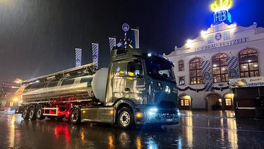 Mercedes-Benz eActros 600 supplies Munich Oktoberfest with around 82,000 liters of beer and fresh pretzels