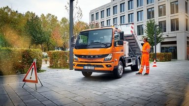 Robust, effizient und batterieelektrisch: Daimler Truck-Tochter FUSO präsentiert auf der bauma 2022 den Next Generation eCanter mit Abrollkipper für die Baubranche  