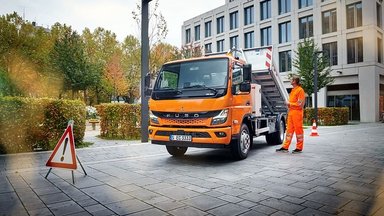 Robust, effizient und batterieelektrisch: Daimler Truck-Tochter FUSO präsentiert auf der bauma 2022 den Next Generation eCanter mit Abrollkipper für die Baubranche