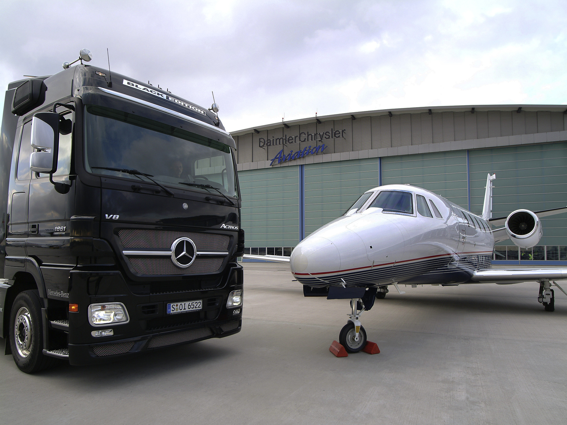 Actros Black Edition 1861, Actros neben Cessna Citation (Flughafen Stuttgart)