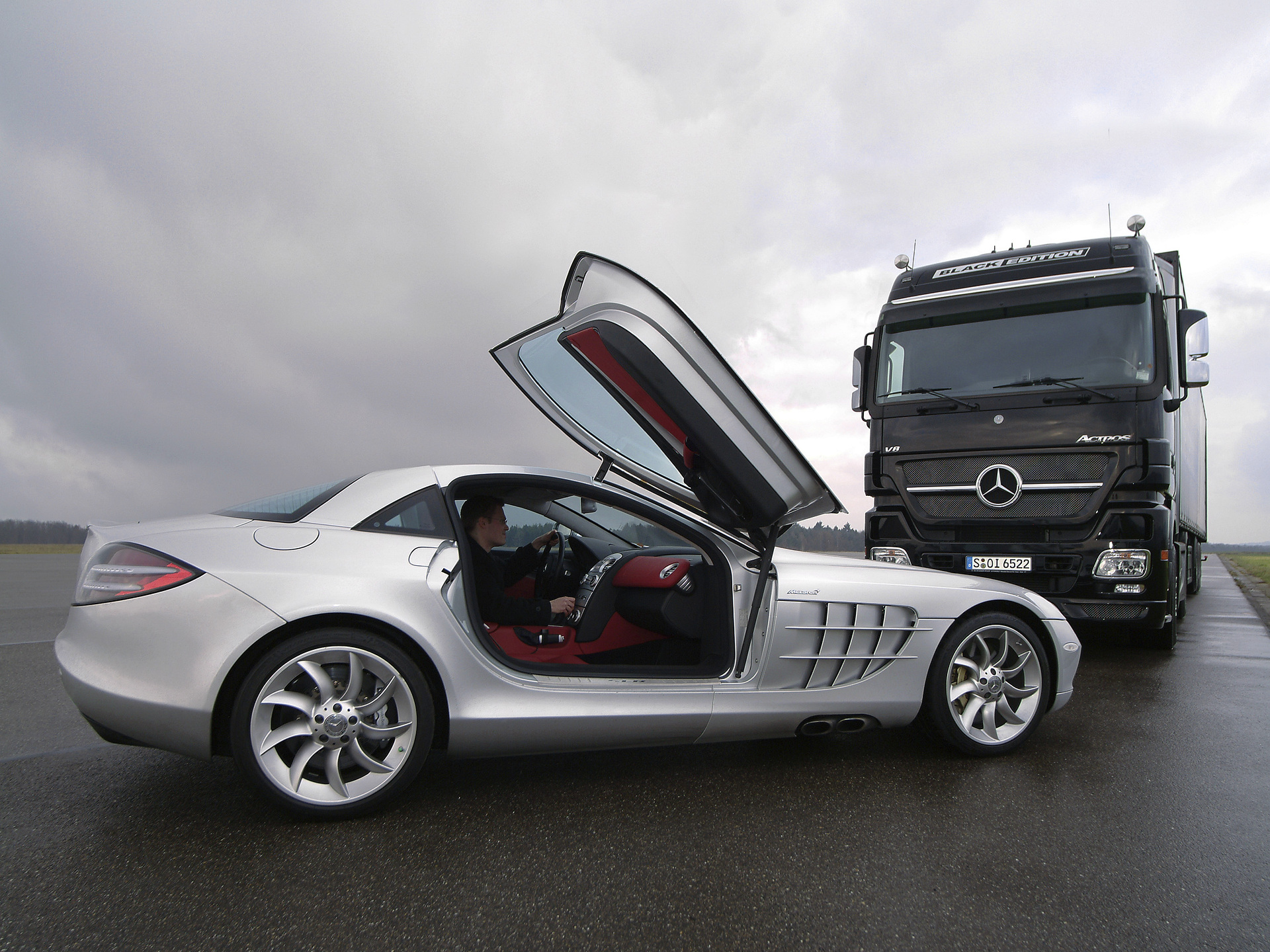 Actros Black Edition 1861, SLR (Flügeltür geöffnet) vor Actros (Malmsheim, 2007)