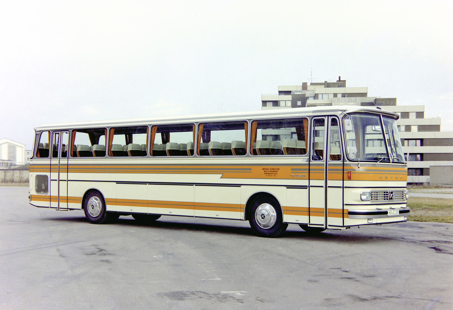 “The flagship of the series” The Setra S 150 was at one time the top model of the Series 100. This bus was impressive, not only in terms of its groundbreaking design, but also for its many innovative engineering and design features.
