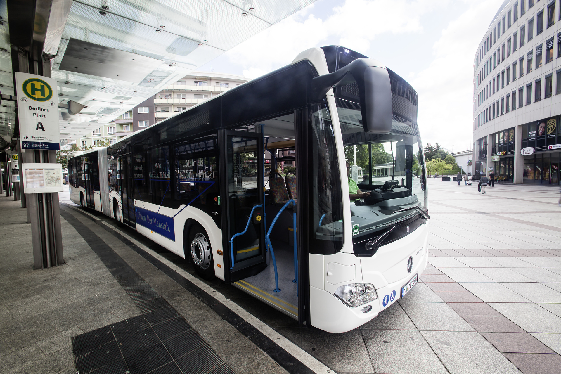 Biggest individual order of all time: Up to 950 city busses of the type Mercedes Benz Citaro and Citaro Solo for Berliner Verkehrsbetriebe (BVG) Citaro G