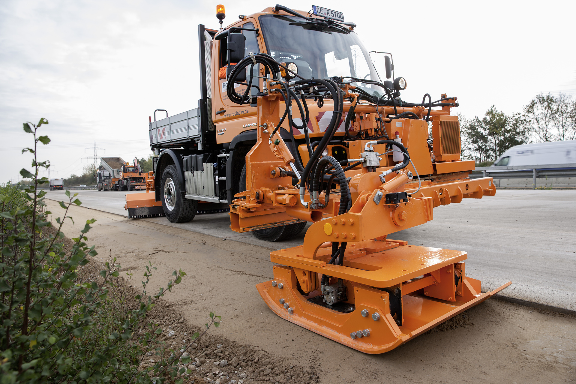 Mercedes-Benz Unimog im Straßenbau GaLaBau 2018 - Messe