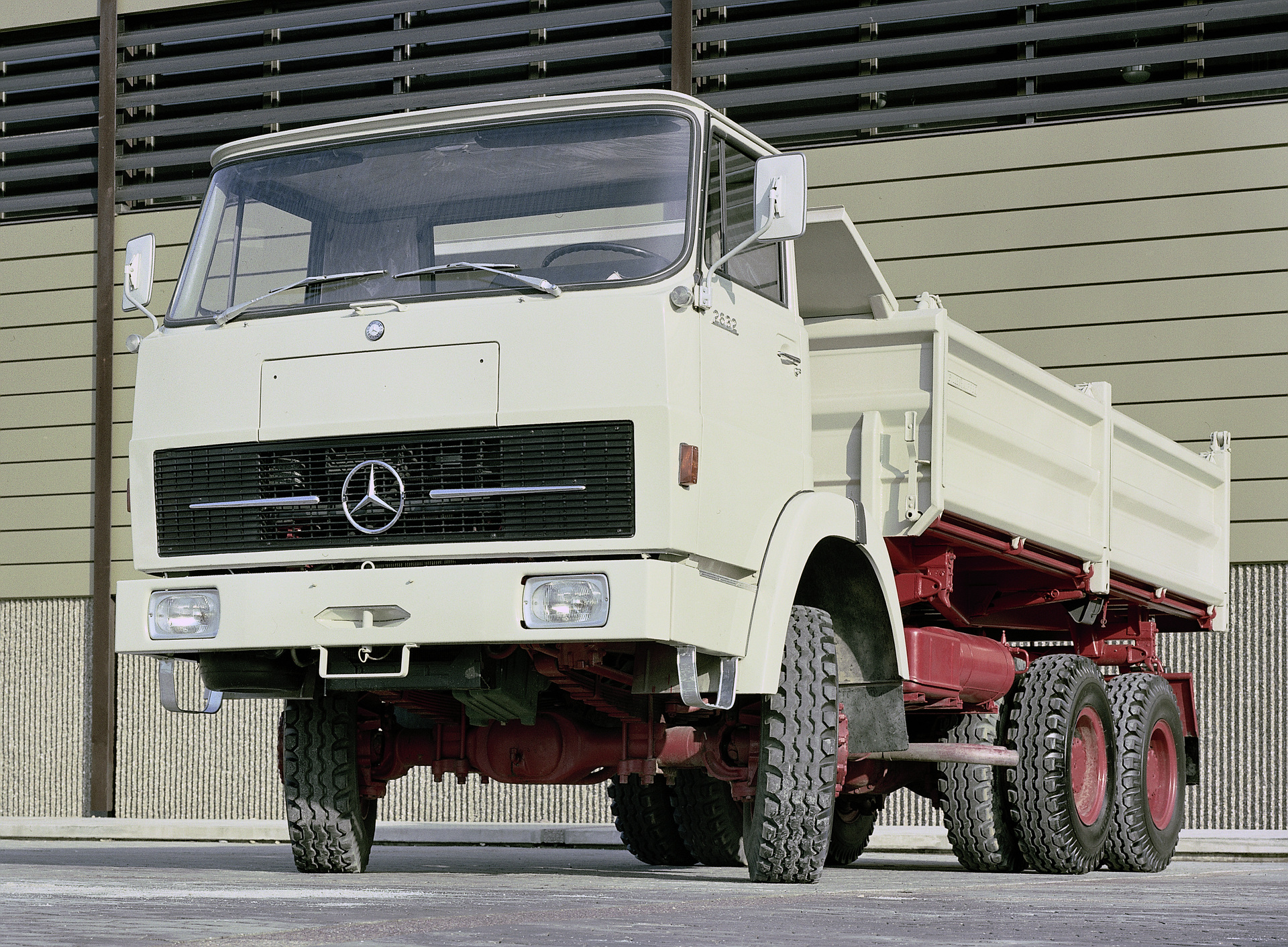 125 Jahre Erfahrung am Bau: Vom Daimler-Lkw mit fünf Tonnen Nutzlast bis zum Arocs mit MirrorCam